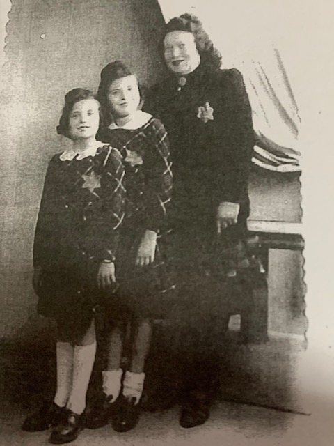 Arlette Testyler, 9 ans, sa soeur et sa maman