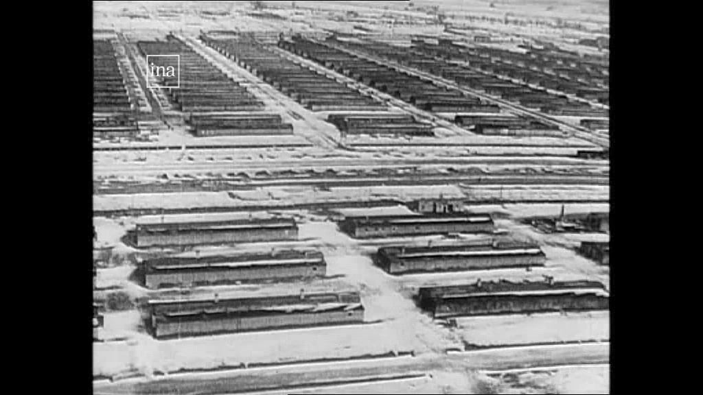 Les troupes russes libèrent le camp d'Oswiescim (Auschwitz) / Les Actualités Françaises / 27 janvier 1945